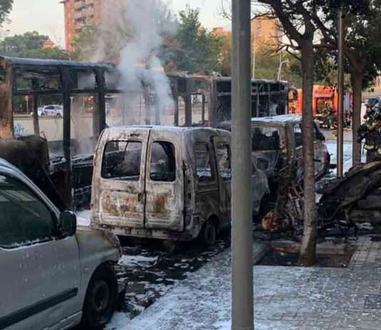 Se incendia un autobús de TMB en Via Favència Se incendia un autobús de TMB en Via Favència