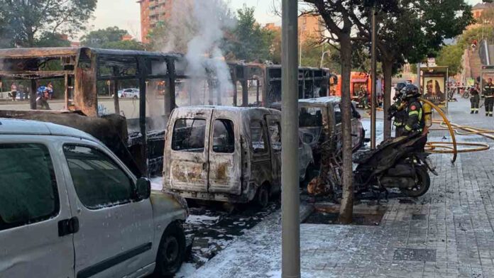 Se incendia un autobús de TMB en Via Favència