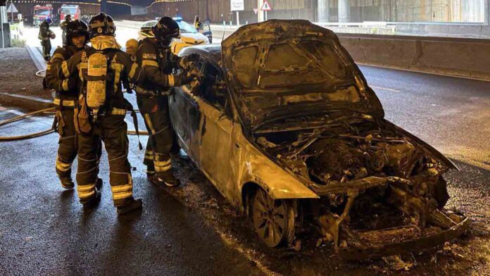 Un coche se incendia en la Ronda de Dalt en Sarrià