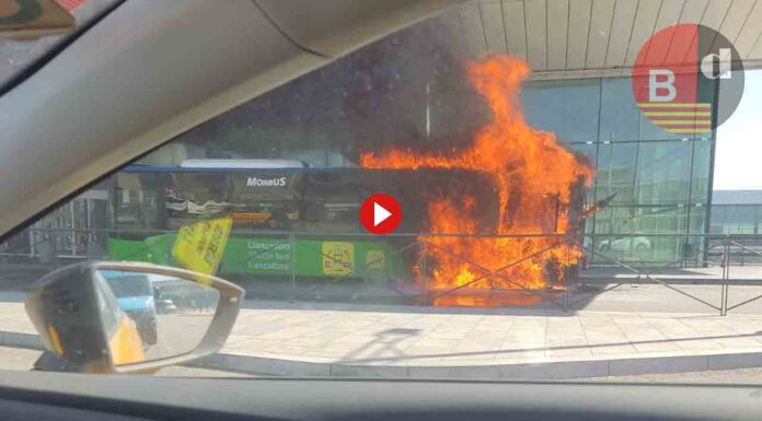 Arde un autobús en la Terminal 1 del Aeropuerto de Barcelona Arde un autobús en la Terminal 1 del Aeropuerto de El Prat