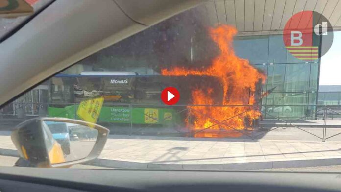 Arde un autobús en la Terminal 1 del Aeropuerto de El Prat