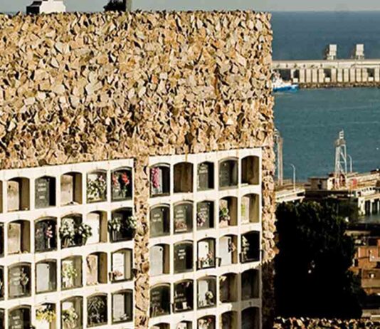Profanan 160 tumbas del Cementerio de Montjuïc para robar joyas Profanan 160 tumbas del cementerio de Montjuïc para robar joyas