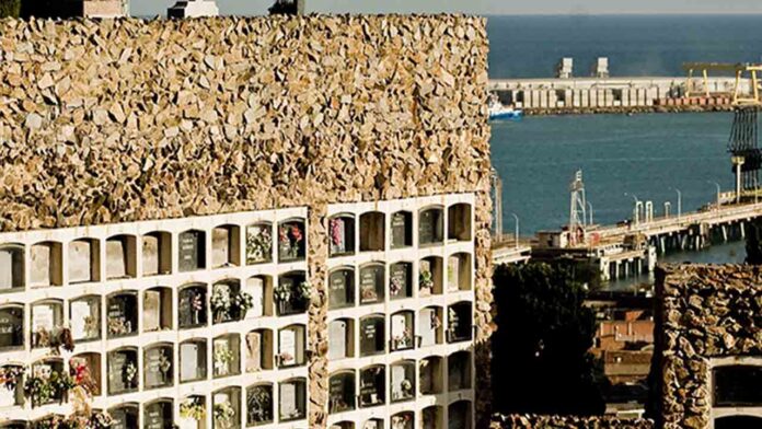 Profanan 160 tumbas del cementerio de Montjuïc para robar joyas