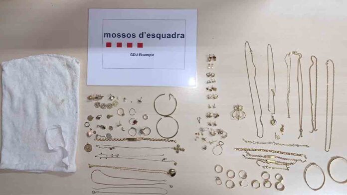 Dos detenidos en el Eixample por intentar vender joyas robadas