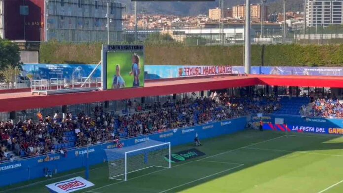 El público del estadio Johan Cruyff pide la dimisión de Luis Rubiales