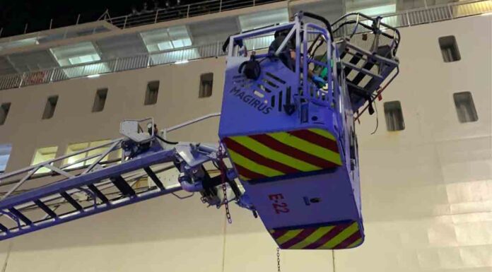 Los Bomberos evacuan a un hombre inconsciente de la cubierta de un barco Los Bomberos evacuan a un hombre inconsciente de la cubierta de un barco