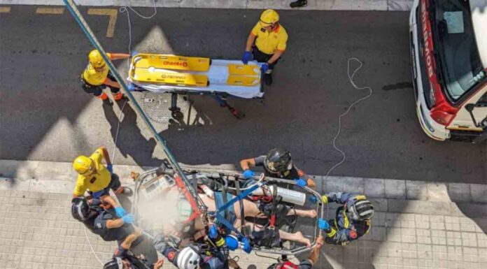 Los Bomberos rescatan a una persona en estado crítico en Horta-Guinardó Los Bomberos rescatan a una persona en estado crítico en Horta-Guinardó