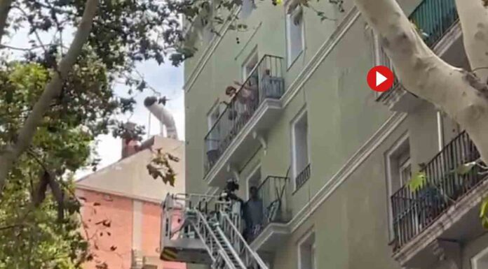 Se derrumba la escalera interior de un edificio de la rambla del Poblenou Se derrumba la escalera interior de un edificio de la rambla del Poblenou