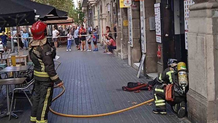 Un incendio en un restaurante del Paralelo deja tres heridos por inhalación de humo