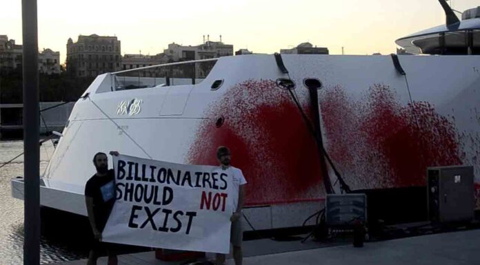 Activistas rocían con pintura roja el yate de la heredera de Walmart en el Port Vell Activistas rocían con pintura roja el yate de la heredera de Walmart en el Port Vell