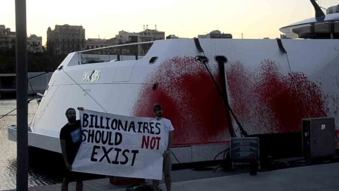 Activistas rocían con pintura roja el yate de la heredera de Walmart en el Port Vell