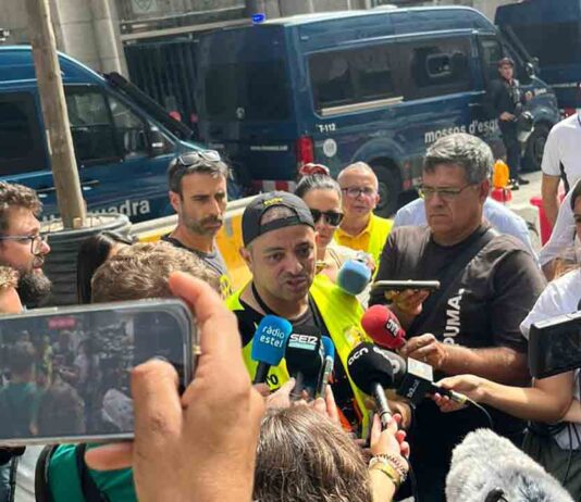 El TSJC corrige a la ACCO por la multa a Élite Taxi Gran afluencia de los taxistas en la protesta contra la ACCO