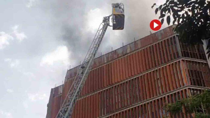 Incendio en un edificio de oficinas del Eixample