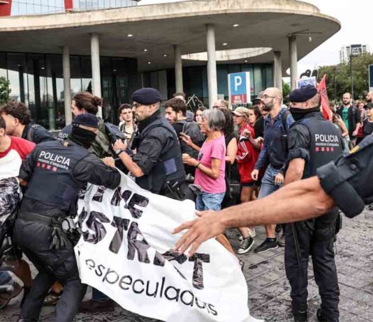 Los Mossos cargan contra los manifestantes en The District Los Mossos cargan contra los manifestantes en The District