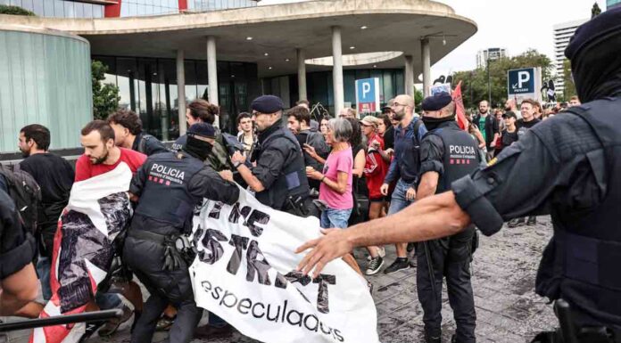 Los Mossos cargan contra los manifestantes en The District Los Mossos cargan contra los manifestantes en The District