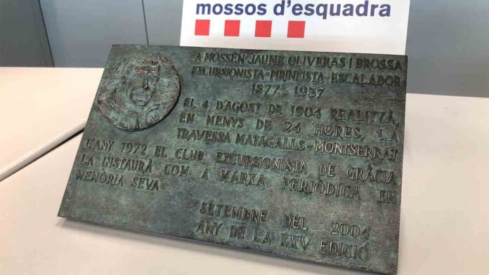Los Mossos recuperan la placa de bronce conmemorativa robada de la Cruz de Matagalls
