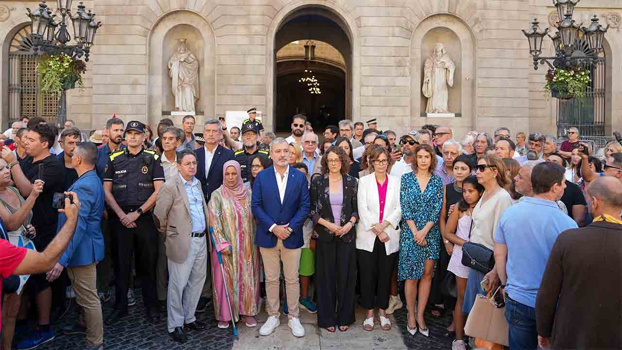 Españoles "de bien" boicotean el minuto de silencio en la Plaza Sant Jaume