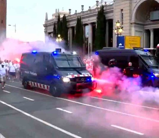 Seis Mossos heridos por la afición del Amberes antes del partido del Barça Seis Mossos heridos por la afición del Amberes antes del partido del Barça