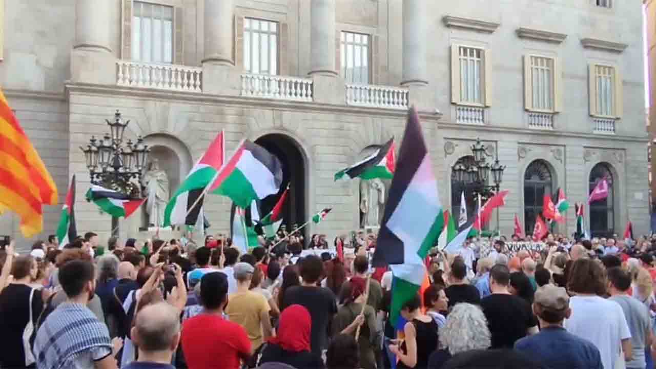 Cientos de personas se concentran en la Plaza Sant Jaume en apoyo a Palestina