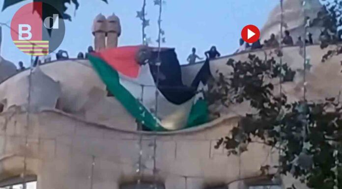 Despliegan una bandera de Palestina en la fachada de La Pedrera Despliegan una bandera de Palestina en la fachada de La Pedrera