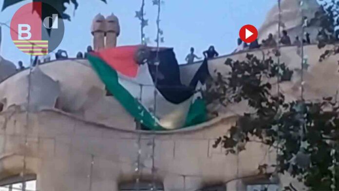Despliegan una bandera de Palestina en la fachada de La Pedrera