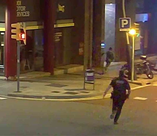 Después de agredir y robar a una persona, lo detienen al pasar por la comisaría de Les Corts Después de agredir y robar a una persona, lo detienen al pasar por la comisaría de Les Corts