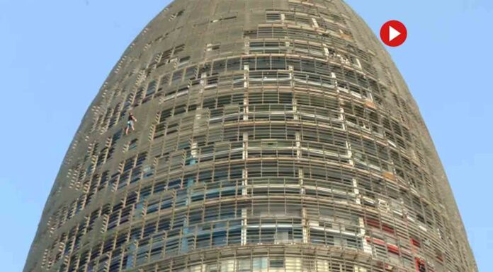 Dos detenidos por escalar la Torre Glòries de Barcelona sin protección Dos detenidos por escalar la Torre Glòries de Barcelona sin protección