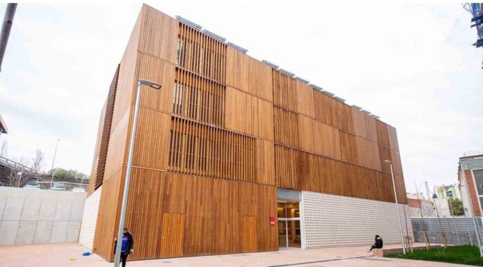 El centro municipal de Trinitat Vella, cerrado por una sustancia tóxica El centro municipal de Trinitat Vella, cerrado por una sustancia tóxica