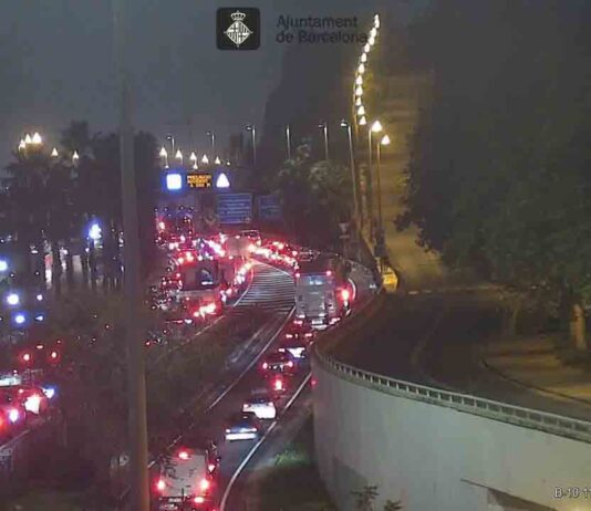 Importantes retenciones en la ronda del Litoral por un accidente en Montjuïc Importantes retenciones en la ronda del Litoral por un accidente en Montjuïc
