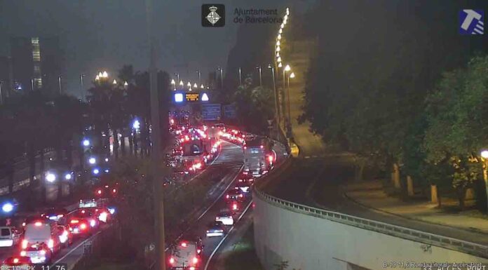Importantes retenciones en la ronda del Litoral por un accidente en Montjuïc Importantes retenciones en la ronda del Litoral por un accidente en Montjuïc