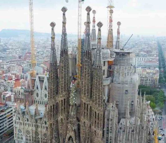 Cortes de tráfico en la calle Mallorca por las obras de Sagrada Familia La Sagrada Familia celebra la finalización del conjunto de los Evangelistas