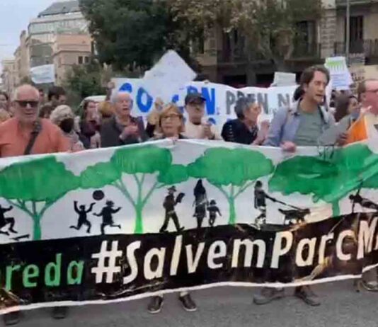 Los vecinos del Parc Joan Miró cortan la calle Aragó y exigen soluciones