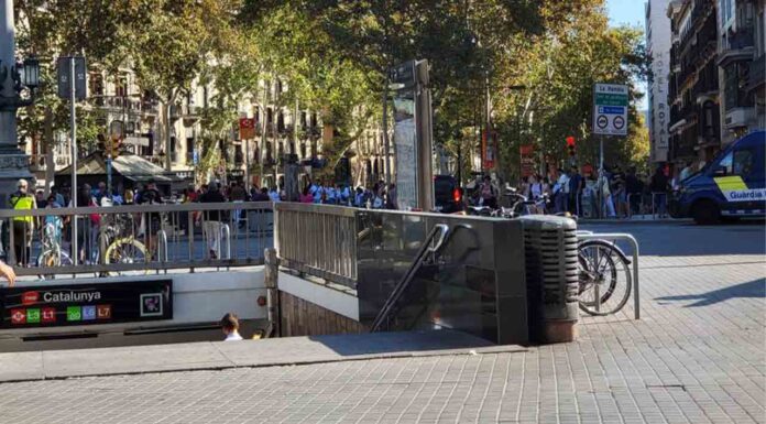 Roban con violencia una cadena de oro a unos turistas en la Rambla Roban con violencia una cadena de oro a unos turistas en la Rambla