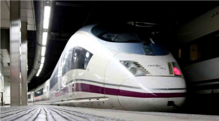 Retrasos del AVE entre Madrid y Barcelona por una avería en la catenaria Retrasos del AVE entre Madrid y Barcelona por una avería en la catenaria