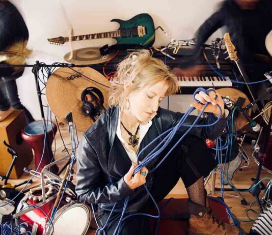 Clare and the NoisE presenta su disco Young Witch Pleasure Party Clare and the NoisE presenta su disco Young Witch Pleasure Party