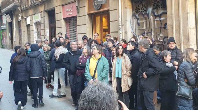 Concentración para detener el desahucio de una vecina del Gótico de 78 años Concentración para detener el desahucio de una vecina del Gótico de 78 años