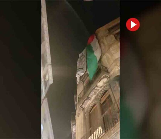 Cuelgan una gran bandera palestina en un edificio del Raval de un israelí Cuelgan una gran bandera palestina en un edificio del Raval de un israelí
