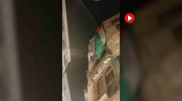 Cuelgan una gran bandera palestina en un edificio del Raval de un israelí Cuelgan una gran bandera palestina en un edificio del Raval de un israelí