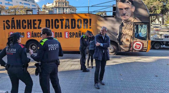 Denuncian el autocar de Hazte Oír con una imagen de Sánchez caracterizado de Hitler Denuncian el autocar de Hazte Oír con una imagen de Sánchez caracterizado de Hitler
