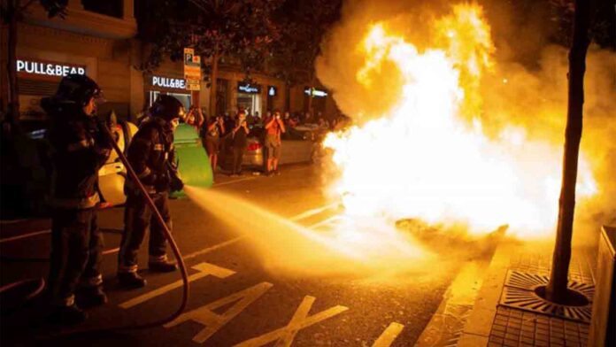 Detenido por quemar 21 contenedores de basura en una noche en Barcelona