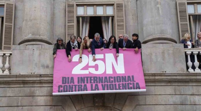 El Ayuntamiento cuelga una pancarta en la fachada para conmemorar el 25N El Ayuntamiento cuelga una pancarta en la fachada para conmemorar el 25N