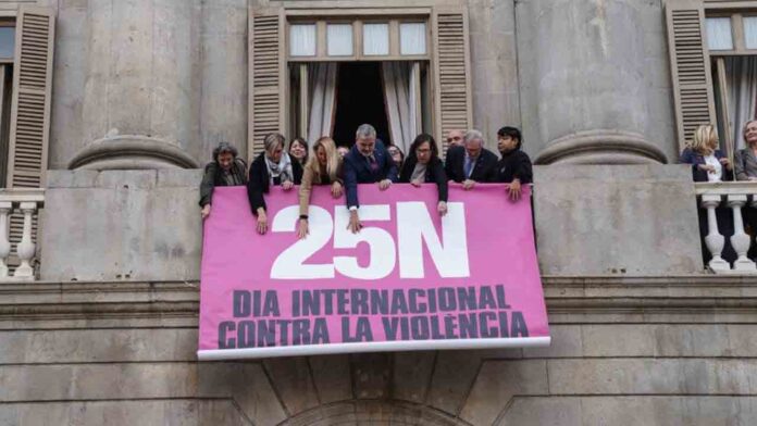 El Ayuntamiento cuelga una pancarta en la fachada para conmemorar el 25N