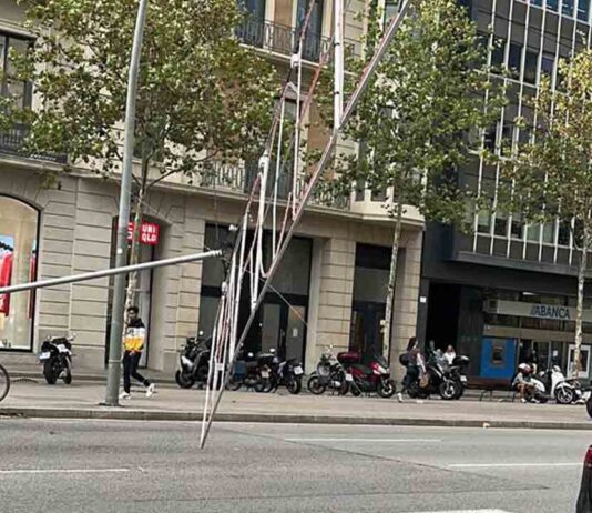 El fuerte viento tira las luces de Navidad y obliga a cortar la Gran Vía El fuerte viento que azota Barcelona debido a la borrasca Ciarán ha hecho caer unas luces de Navidad en la Gran Vía