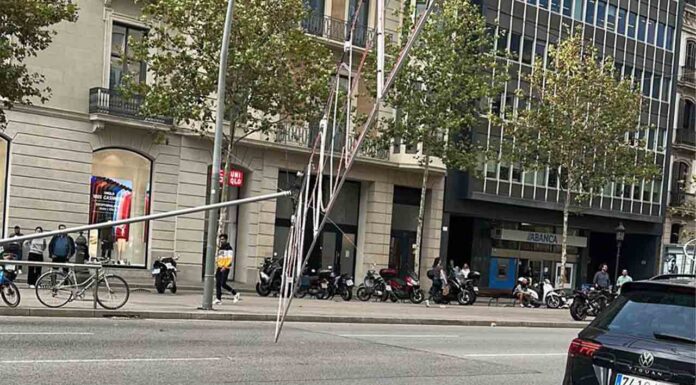 El fuerte viento tira las luces de Navidad y obliga a cortar la Gran Vía El fuerte viento que azota Barcelona debido a la borrasca Ciarán ha hecho caer unas luces de Navidad en la Gran Vía