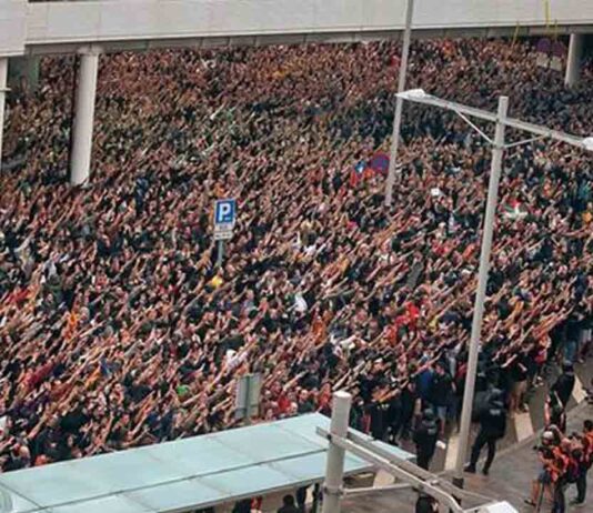 El turista muerto en la protesta de Tsunami en el aeropuerto no aparece en los atestados El turista muerto en la protesta de Tsunami en el aeropuerto no aparece en los atestados