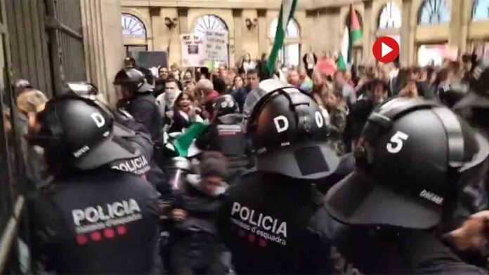 Los Mossos cargan contra los manifestantes pro Palestina en el Estación de Francia