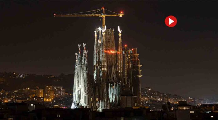 Se iluminan las torres de los Evangelistas de la Sagrada Familia Se iluminan las torres de los Evangelistas de la Sagrada Familia