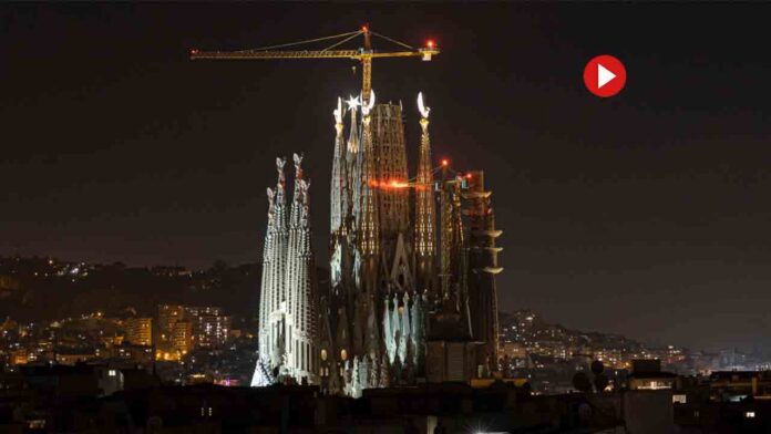 Se iluminan las torres de los Evangelistas de la Sagrada Familia