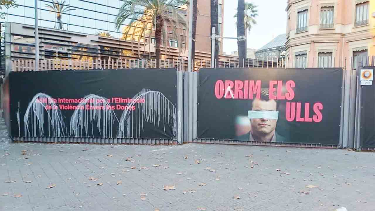 Vandalizan los carteles contra la violencia machista de la sede de Interior