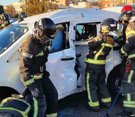 Accidente en la Meridiana entre un bus con pasajeros y un coche Accidente en la Meridiana entre un bus con pasajeros y un coche